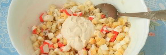 салат с крабовыми палочками и яблоком