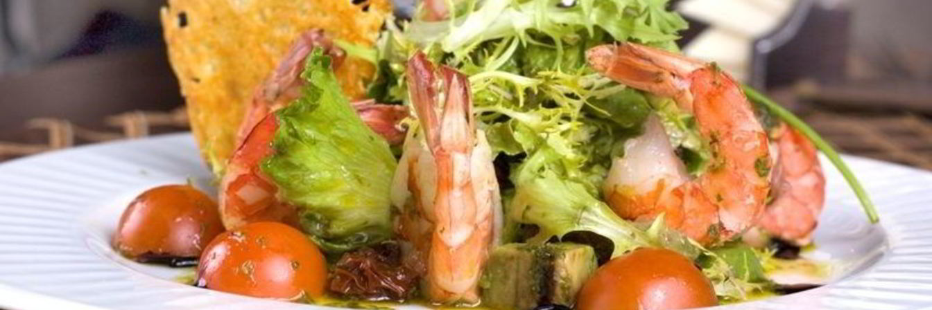 Салат с креветками и листьями салата