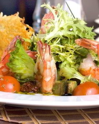 Салат с креветками и листьями салата