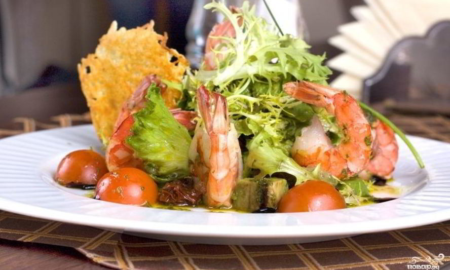 Рецепт салата с креветками и листьями салата