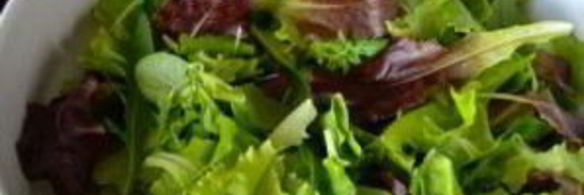 салат с креветками и листьями салата