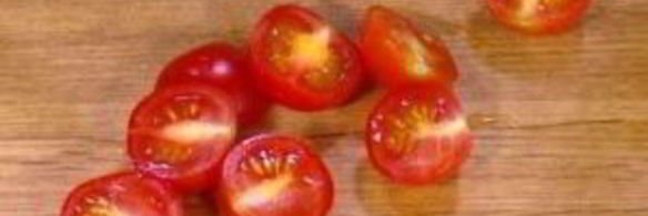 салат с креветками и листьями салата