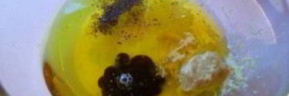 салат с креветками и листьями салата