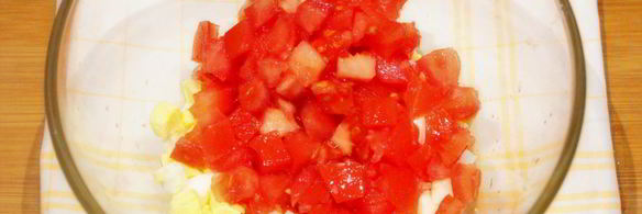 салат с кукурузой и помидорами