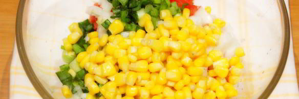 салат с кукурузой и помидорами