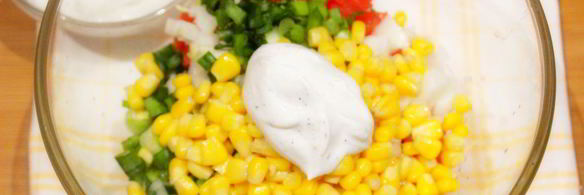 салат с кукурузой и помидорами