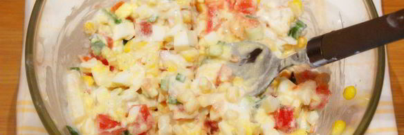 салат с кукурузой и помидорами