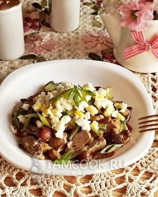 Салат с куриной печенью и грибами