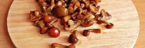 салат с куриной печенью и грибами