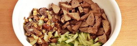 салат с куриной печенью и грибами