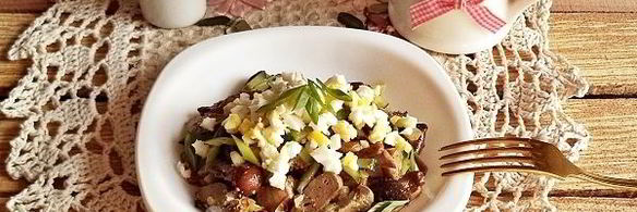 салат с куриной печенью и грибами