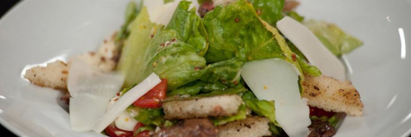 Салат с куриной печенью и желудочками