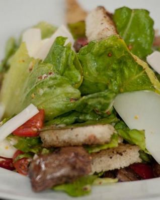 Салат с куриной печенью и желудочками