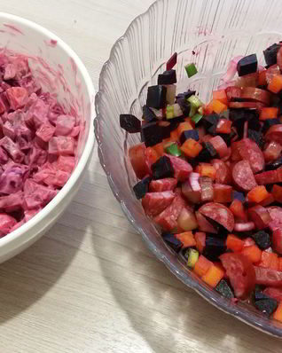 Салат с охотничьими колбасками и свеклой