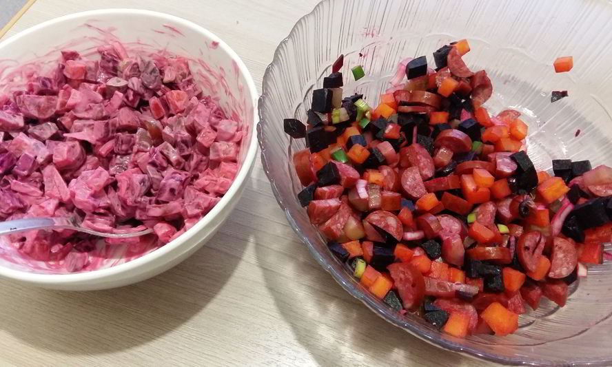 Рецепт салата с охотничьими колбасками и свеклой