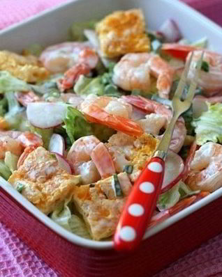 Салат с омлетом и креветками