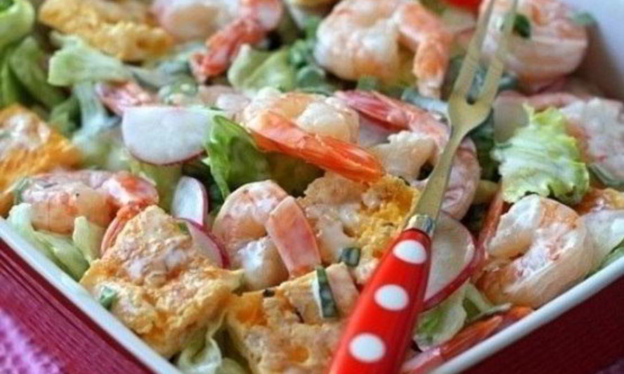 Рецепт салата с омлетом и креветками