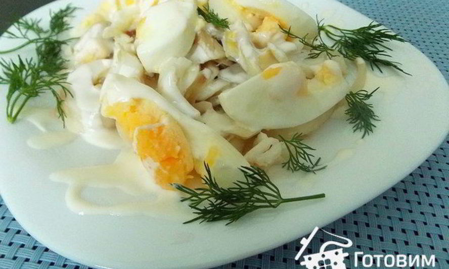 Рецепт салата с отварной рыбой и маринованным луком