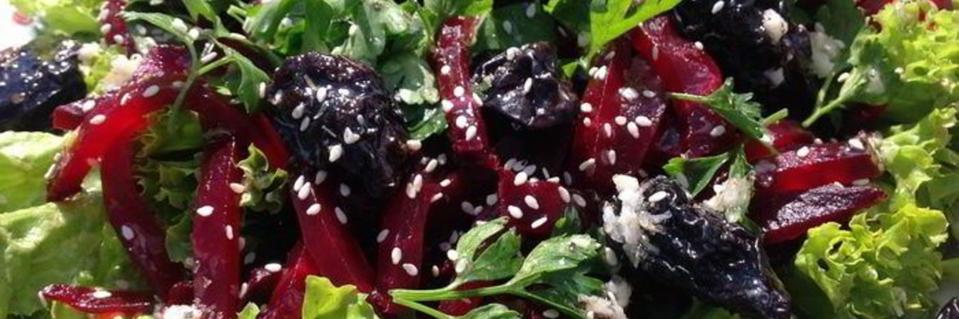 Салат с печеной свеклой и черносливом