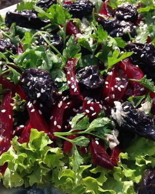 Салат с печеной свеклой и черносливом