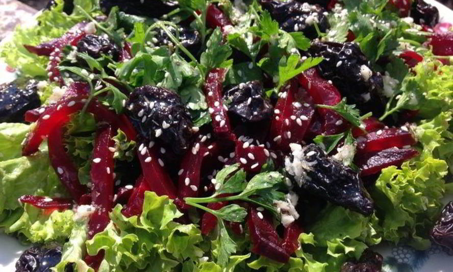 Рецепт салата с печеной свеклой и черносливом
