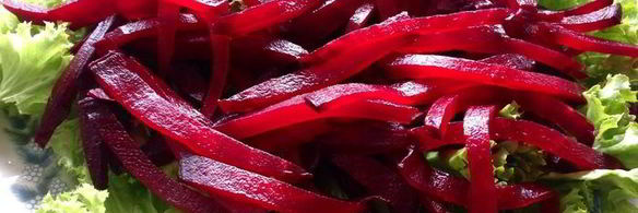 салат с печеной свеклой и черносливом