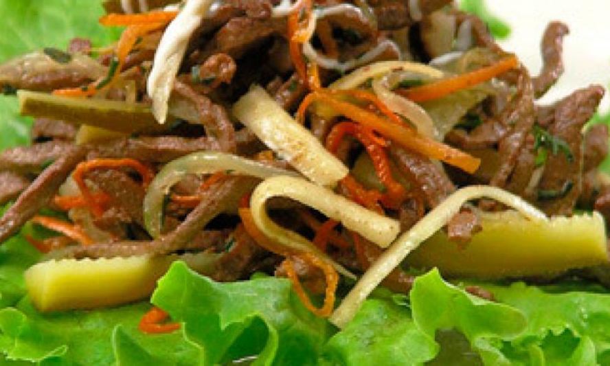 Рецепт салата с печенью и солеными огурцами