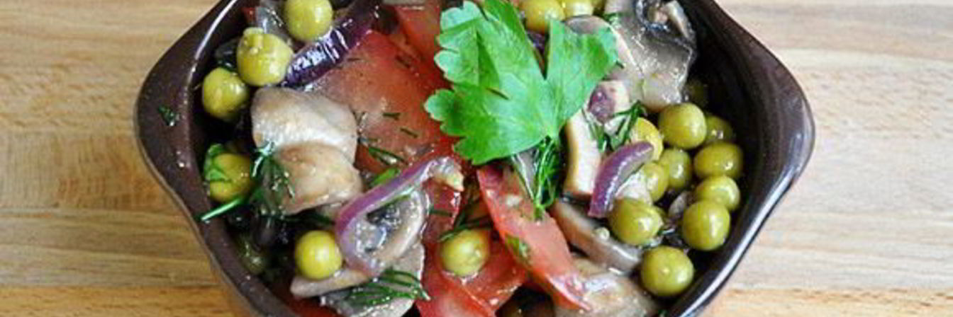 Салат с помидорами и грибами