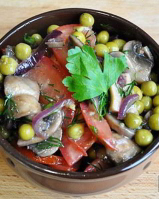 Салат с помидорами и грибами