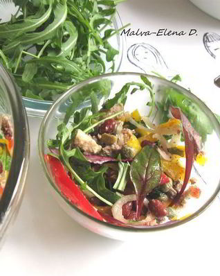 Салат с сардинами, фундуком и руколой