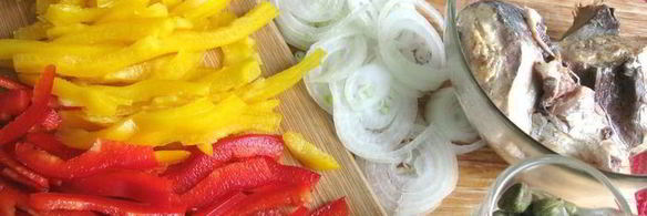 салат с сардинами, фундуком и руколой