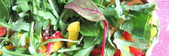 салат с сардинами, фундуком и руколой