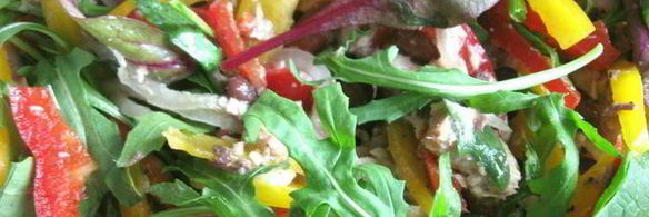 салат с сардинами, фундуком и руколой