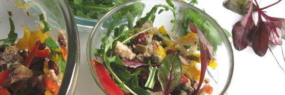 салат с сардинами, фундуком и руколой