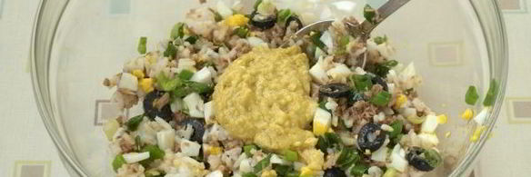 салат с тунцом и рисом