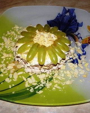 Салат с виноградом Новогодний шарм