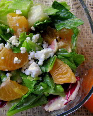 Салат с зеленью и мандаринами