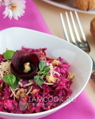 Салат со свеклой, сыром, чесноком и грецкими орехами