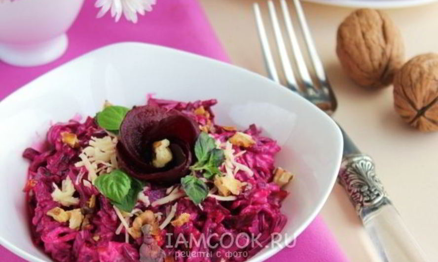 Рецепт салата со свеклой, сыром, чесноком и грецкими орехами