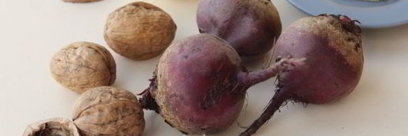 салат со свеклой, сыром, чесноком и грецкими орехами