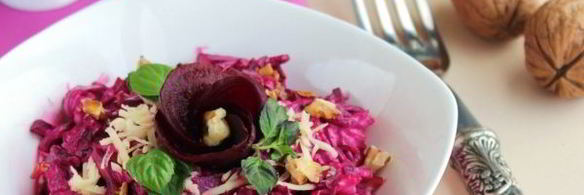 салат со свеклой, сыром, чесноком и грецкими орехами