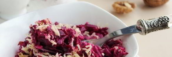 салат со свеклой, сыром, чесноком и грецкими орехами