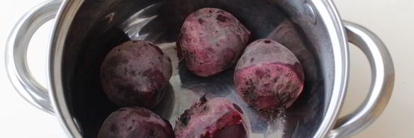 салат со свеклой, сыром, чесноком и грецкими орехами