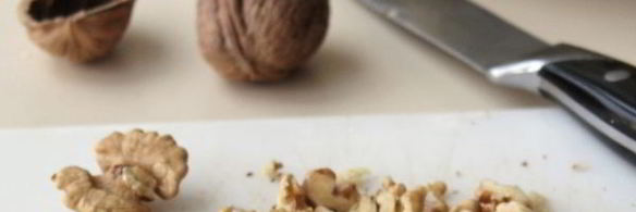 салат со свеклой, сыром, чесноком и грецкими орехами