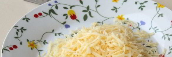 салат со свеклой, сыром, чесноком и грецкими орехами