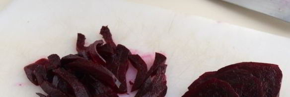 салат со свеклой, сыром, чесноком и грецкими орехами