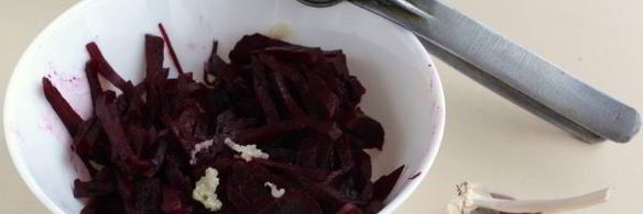 салат со свеклой, сыром, чесноком и грецкими орехами
