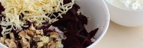 салат со свеклой, сыром, чесноком и грецкими орехами