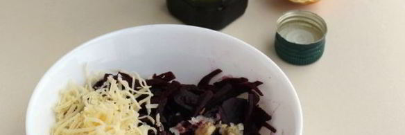 салат со свеклой, сыром, чесноком и грецкими орехами