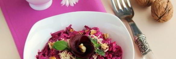 салат со свеклой, сыром, чесноком и грецкими орехами
